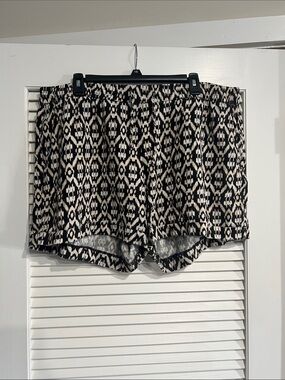 Old Navy Black and Cream Patterned Elastic-Waist Shorts
